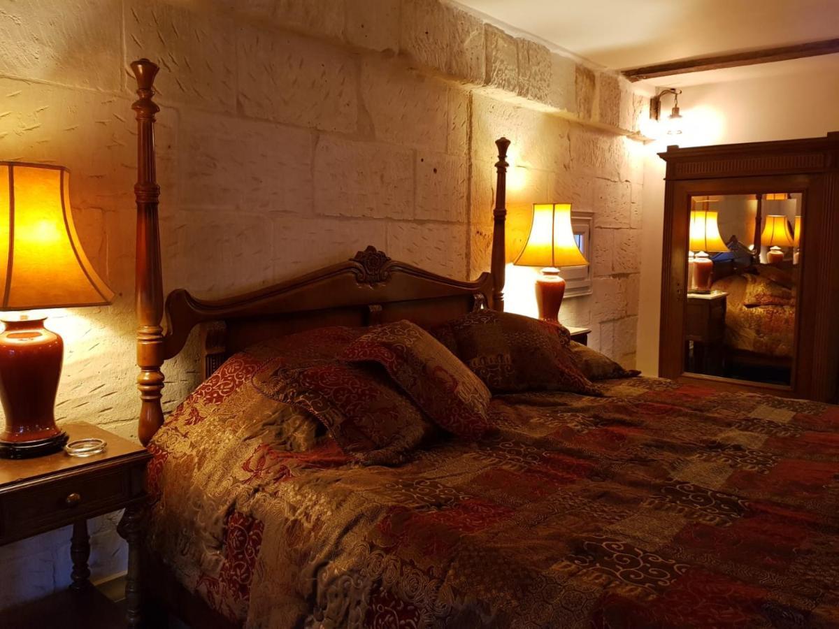 Chateau Des Senechaux, Bourdeilles Bagian luar foto